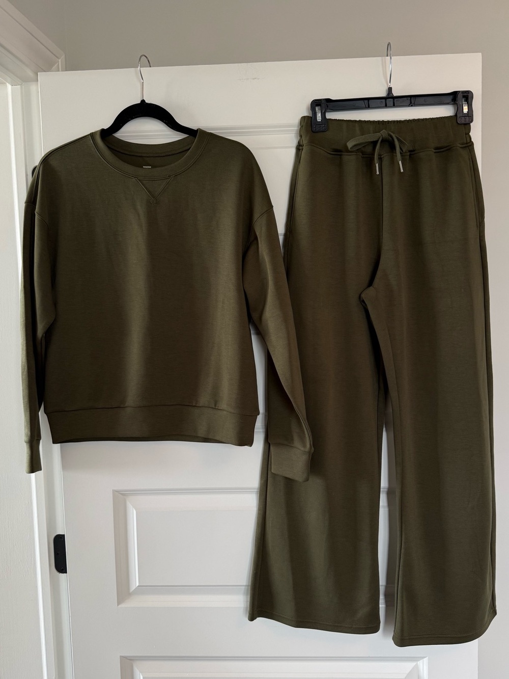 Sunkees Air Essentials Pant Crewneck Set